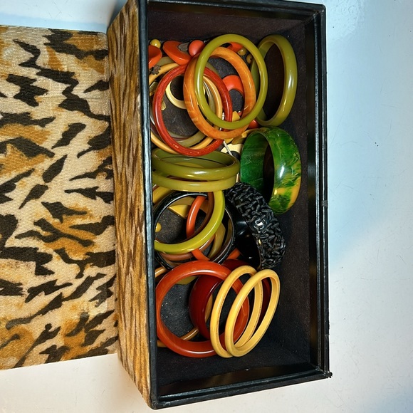 Box full of Vintage Bakelite Jewelry - Picture 9 of 15